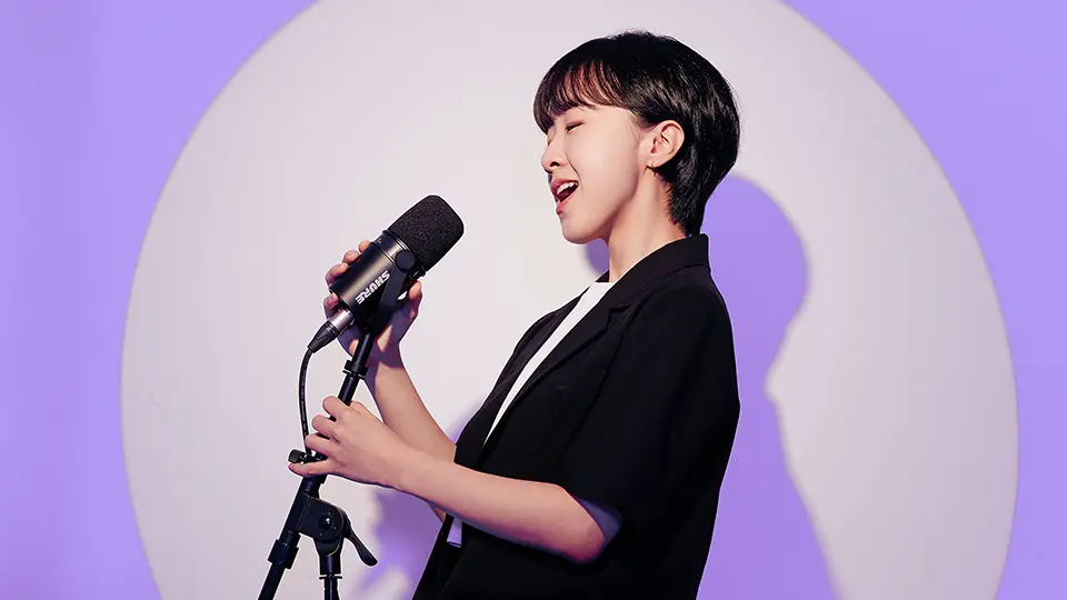 Dabin Cha singing in a microphone